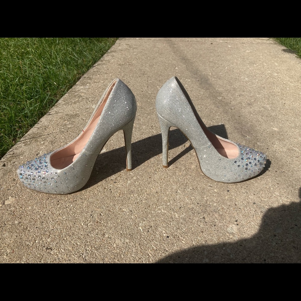Silver heels - Picture 2 of 4